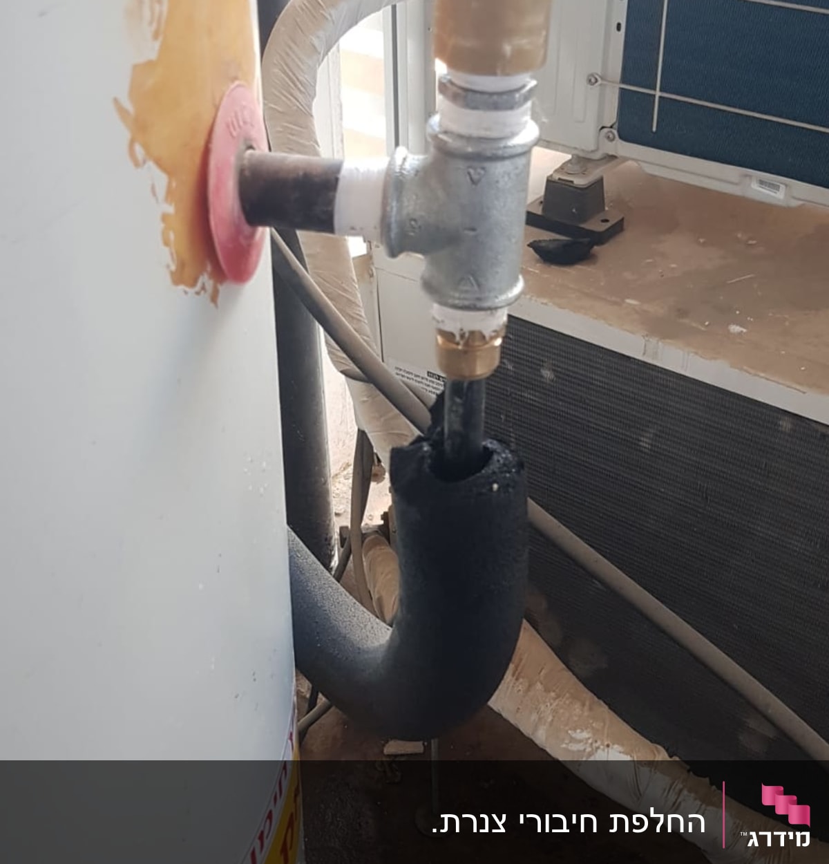 צינור מים עם שסתום על דוד חימום